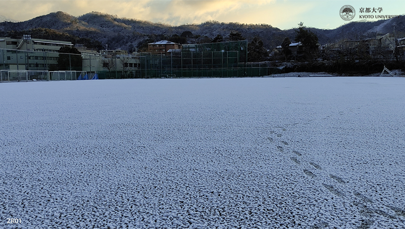 『雪の朝、北部グラウンドから見る比叡山』 永田　寛