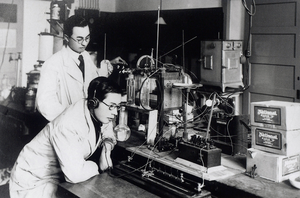 工学部工業化学教室実験風景　1937年