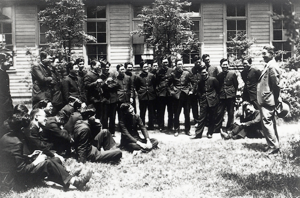 瀧山教授の至道講義（土木教室の中庭にて）　1940年