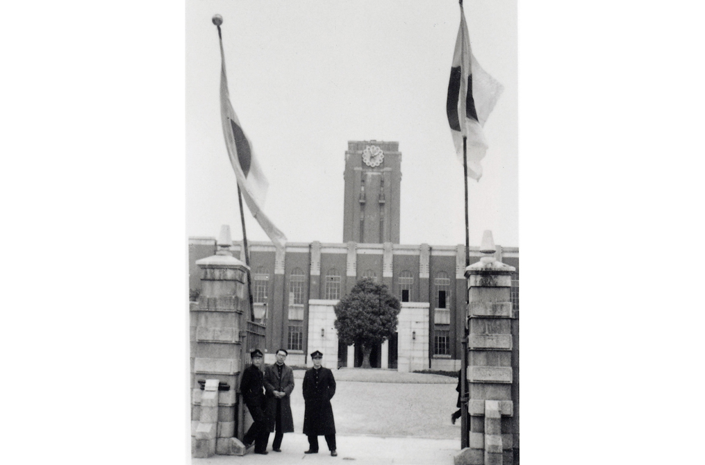 経済学部卒業式当日の記念撮影、本部本館（時計台）をバックに　1940年3月30日