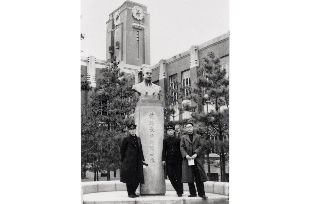 経済学部卒業式当日の記念撮影、新城新蔵像の前で　1940年3月30日